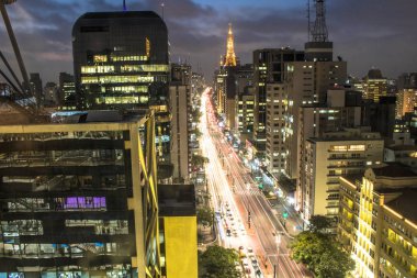 Sao Paulo, Brezilya, 17 Mayıs 2018. Paulista Bulvarı 'nın havadan görünüşü ve geceleri Sao Paulo şehrinin gökyüzü.