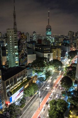 Sao Paulo, Brezilya, 17 Mayıs 2018. Paulista Bulvarı 'nın havadan görünüşü ve geceleri Sao Paulo şehrinin gökyüzü.