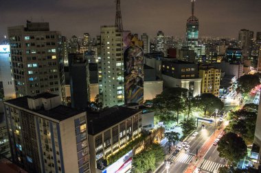 Sao Paulo, Brezilya, 17 Mayıs 2018. Paulista Bulvarı 'nın havadan görünüşü ve geceleri Sao Paulo şehrinin gökyüzü.