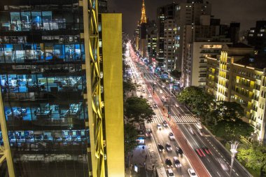 Sao Paulo, Brezilya, 17 Mayıs 2018. Paulista Bulvarı 'nın havadan görünüşü ve geceleri Sao Paulo şehrinin gökyüzü.