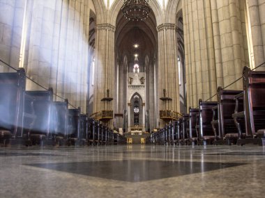 Sao Paulo, Brezilya - 04 Ağustos 2011: görünümü içinde Se Büyükşehir Katedrali. 1913 Neo Gotik tarzda inşa, Se Roma Katolik Başpiskopos Sao Paulo, Brezilya'nın katedral olduğunu.
