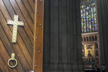 Sao Paulo, Brezilya 04 Mayıs 2012. Se Büyükşehir katedral iç görünüm. 1913 Neo Gotik tarzda inşa, Se Roma Katolik Başpiskopos Sao Paulo, Brezilya'nın katedral olduğunu.