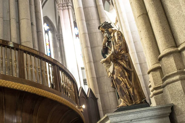 Sao Paulo, Brezilya 04 Mayıs 2012. Se Büyükşehir katedral iç görünüm. 1913 Neo Gotik tarzda inşa, Se Roma Katolik Başpiskopos Sao Paulo, Brezilya'nın katedral olduğunu.