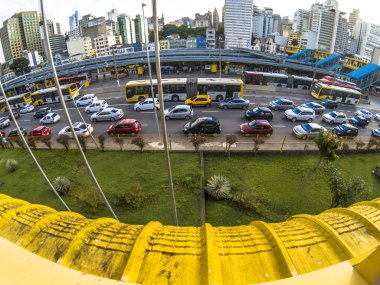 Sao Paulo, Sp, Brezilya, 17 Nisan 2017. Avenue Park Dom Pedro II, Sao Paulo merkezi otobüs terminali girişinde yanındaki devlet araçlarda transit
