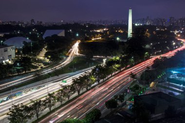 Sao Paulo, Brezilya, 24 Nisan 2018 hava gece görünümü trafik Sao Paulo, Brezilya için ünlü 23 de Maio caddesinde. Ibirapuera Parkı çalıştırmak bu cadde.