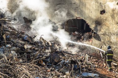 Sao Paulo, Brezilya. 04 Mayıs 2018. Brezilyalı itfaiye ve makine nerede şehir Sao Paulo, Brezilya bir yangından sonra 24 katlı bina çöktü enkaz kaldırmak. Wilton Paes de Almeida bina, sitenin eski Genel Müdürlük Federal Po