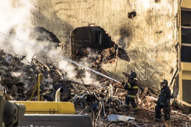 Sao Paulo, Brezilya. 04 Mayıs 2018. Brezilyalı itfaiye ve makine nerede şehir Sao Paulo, Brezilya bir yangından sonra 24 katlı bina çöktü enkaz kaldırmak. Wilton Paes de Almeida bina, sitenin eski Genel Müdürlük Federal Po