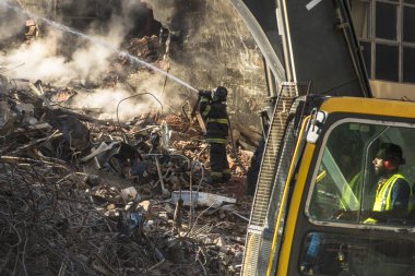 Sao Paulo, Brezilya. 04 Mayıs 2018. Brezilyalı itfaiye ve makine nerede şehir Sao Paulo, Brezilya bir yangından sonra 24 katlı bina çöktü enkaz kaldırmak. Wilton Paes de Almeida bina, sitenin eski Genel Müdürlük Federal Po