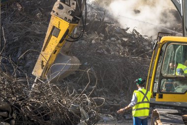 Sao Paulo, Brezilya. 04 Mayıs 2018. Brezilyalı itfaiye ve makine nerede şehir Sao Paulo, Brezilya bir yangından sonra 24 katlı bina çöktü enkaz kaldırmak. Wilton Paes de Almeida bina, sitenin eski Genel Müdürlük Federal Po