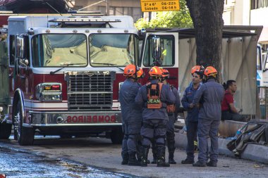 Sao Paulo, Brezilya. 04 Mayıs 2018. Brezilyalı itfaiye ve makine nerede şehir Sao Paulo, Brezilya bir yangından sonra 24 katlı bina çöktü enkaz kaldırmak. Wilton Paes de Almeida bina, sitenin eski Genel Müdürlük Federal Po