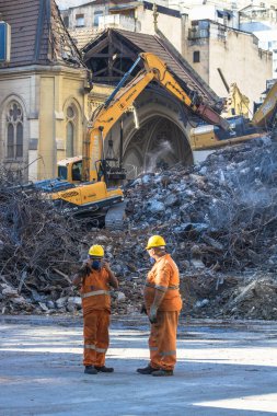 Sao Paulo, Brezilya. 04 Mayıs 2018. Brezilyalı itfaiye ve makine nerede şehir Sao Paulo, Brezilya bir yangından sonra 24 katlı bina çöktü enkaz kaldırmak. Wilton Paes de Almeida bina, sitenin eski Genel Müdürlük Federal Po