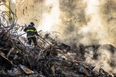 Sao Paulo, Brezilya. 04 Mayıs 2018. Brezilyalı itfaiye ve makine nerede şehir Sao Paulo, Brezilya bir yangından sonra 24 katlı bina çöktü enkaz kaldırmak. Wilton Paes de Almeida bina, sitenin eski Genel Müdürlük Federal Po