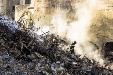 Sao Paulo, Brezilya. 04 Mayıs 2018. Brezilyalı itfaiye ve makine nerede şehir Sao Paulo, Brezilya bir yangından sonra 24 katlı bina çöktü enkaz kaldırmak. Wilton Paes de Almeida bina, sitenin eski Genel Müdürlük Federal Po