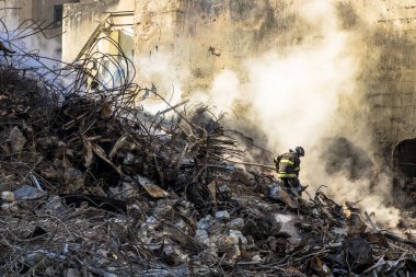 Sao Paulo, Brezilya. 04 Mayıs 2018. Brezilyalı itfaiye ve makine nerede şehir Sao Paulo, Brezilya bir yangından sonra 24 katlı bina çöktü enkaz kaldırmak. Wilton Paes de Almeida bina, sitenin eski Genel Müdürlük Federal Po
