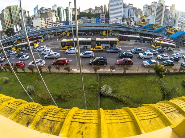 サンパウロ ブラジル 2017 Dom ペドロ サンパウロの中心部のバスターミナルの入口の横にある状態の大通りで車の輸送 — ストック写真