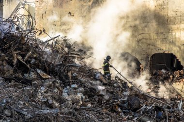 Sao Paulo, Brezilya. 04 Mayıs 2018. Brezilyalı itfaiye ve makine nerede şehir Sao Paulo, Brezilya bir yangından sonra 24 katlı bina çöktü enkaz kaldırmak. Wilton Paes de Almeida bina, sitenin eski Genel Müdürlük Federal Po