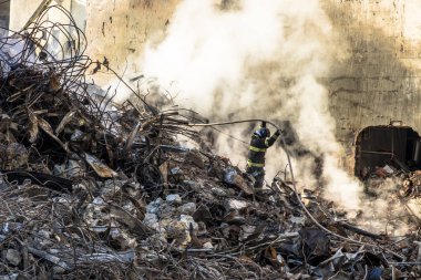 Sao Paulo, Brezilya. 04 Mayıs 2018. Brezilyalı itfaiye ve makine nerede şehir Sao Paulo, Brezilya bir yangından sonra 24 katlı bina çöktü enkaz kaldırmak. Wilton Paes de Almeida bina, sitenin eski Genel Müdürlük Federal Po