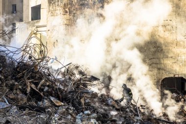 Sao Paulo, Brezilya. 04 Mayıs 2018. Brezilyalı itfaiye ve makine nerede şehir Sao Paulo, Brezilya bir yangından sonra 24 katlı bina çöktü enkaz kaldırmak. Wilton Paes de Almeida bina, sitenin eski Genel Müdürlük Federal Po