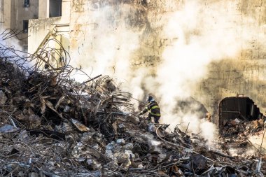 Sao Paulo, Brezilya. 04 Mayıs 2018. Brezilyalı itfaiye ve makine nerede şehir Sao Paulo, Brezilya bir yangından sonra 24 katlı bina çöktü enkaz kaldırmak. Wilton Paes de Almeida bina, sitenin eski Genel Müdürlük Federal Po