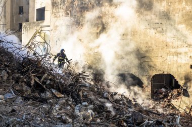 Sao Paulo, Brezilya. 04 Mayıs 2018. Brezilyalı itfaiye ve makine nerede şehir Sao Paulo, Brezilya bir yangından sonra 24 katlı bina çöktü enkaz kaldırmak. Wilton Paes de Almeida bina, sitenin eski Genel Müdürlük Federal Po