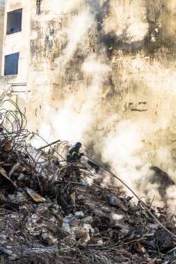 Sao Paulo, Brezilya. 04 Mayıs 2018. Brezilyalı itfaiye ve makine nerede şehir Sao Paulo, Brezilya bir yangından sonra 24 katlı bina çöktü enkaz kaldırmak. Wilton Paes de Almeida bina, sitenin eski Genel Müdürlük Federal Po