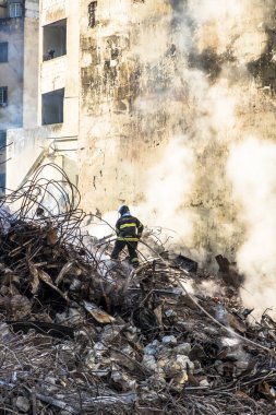 Sao Paulo, Brezilya. 04 Mayıs 2018. Brezilyalı itfaiye ve makine nerede şehir Sao Paulo, Brezilya bir yangından sonra 24 katlı bina çöktü enkaz kaldırmak. Wilton Paes de Almeida bina, sitenin eski Genel Müdürlük Federal Po