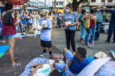 Sao Paulo, Sp, Brezilya, 04 Mayıs 2018. Paissandu Meydanı ' nda büyük bir yangın nedeniyle çökmüş bir binayı işgal aileler kampı Our Lady Rosario Ayrıca meydanında siyah erkekler kilise dışında kamp kalır. Sosyal hizmet uzmanları sı eşlik