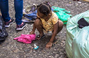 Sao Paulo, Sp, Brezilya, 04 Mayıs 2018. Paissandu Meydanı ' nda büyük bir yangın nedeniyle çökmüş bir binayı işgal aileler kampı Our Lady Rosario Ayrıca meydanında siyah erkekler kilise dışında kamp kalır. Sosyal hizmet uzmanları sı eşlik