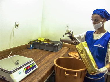 Mococa, SP, Brasil. - MAY 1, 2005 : Linha de produo da torrefadora de caf da Fazenda Pessegueiro em Mococa