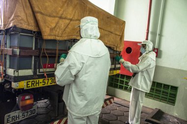 Orlandia, Sp, Brezilya, 20 Şubat 2013. Kişisel koruyucu donanım işçilerle pestisitler Orlandia tarımsal girdilerin mağazasında bir kamyon yükleme yapmak