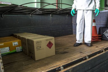 Orlandia, Sp, Brezilya, 20 Şubat 2013. Kişisel koruyucu donanım işçilerle pestisitler Orlandia tarımsal girdilerin mağazasında bir kamyon yükleme yapmak