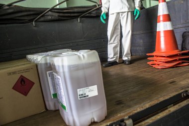 Orlandia, Sp, Brezilya, 20 Şubat 2013. Kişisel koruyucu donanım işçilerle pestisitler Orlandia tarımsal girdilerin mağazasında bir kamyon yükleme yapmak