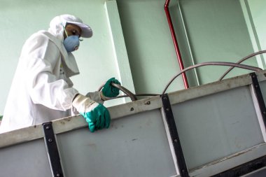 Orlandia, Sp, Brezilya, 20 Şubat 2013. Kişisel koruyucu donanım işçilerle pestisitler Orlandia tarımsal girdilerin mağazasında bir kamyon yükleme yapmak