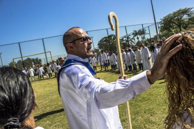 Sao Paulo, Brezilya, 15 Kasım 2013. Vaftiz töreni sadık Evanjelist Baptist Kilisesi, Praia do Sol Park Sao Paulo güneyinde Guarapiranga Barajı kıyısında,