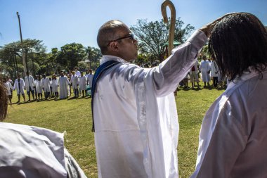 Sao Paulo, Brezilya, 15 Kasım 2013. Vaftiz töreni sadık Evanjelist Baptist Kilisesi, Praia do Sol Park Sao Paulo güneyinde Guarapiranga Barajı kıyısında,