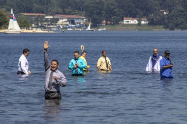 Sao Paulo, Brezilya, 15 Kasım 2013. Vaftiz töreni sadık Evanjelist Baptist Kilisesi, Praia do Sol Park Sao Paulo güneyinde Guarapiranga Barajı kıyısında,
