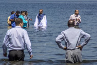 Sao Paulo, Brezilya, 15 Kasım 2013. Vaftiz töreni sadık Evanjelist Baptist Kilisesi, Praia do Sol Park Sao Paulo güneyinde Guarapiranga Barajı kıyısında,