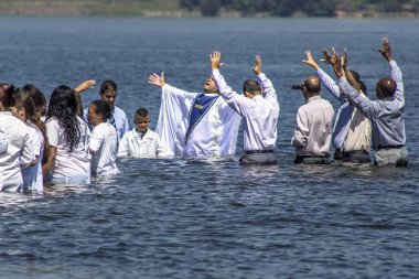 Sao Paulo, Brezilya, 15 Kasım 2013. Vaftiz töreni sadık Evanjelist Baptist Kilisesi, Praia do Sol Park Sao Paulo güneyinde Guarapiranga Barajı kıyısında,