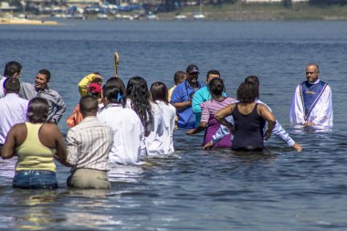 Sao Paulo, Brezilya, 15 Kasım 2013. Vaftiz töreni sadık Evanjelist Baptist Kilisesi, Praia do Sol Park Sao Paulo güneyinde Guarapiranga Barajı kıyısında,
