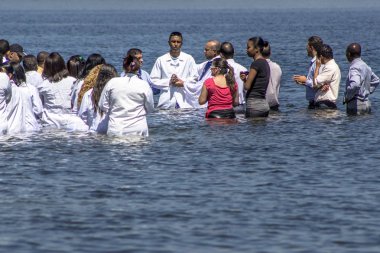 Sao Paulo, Brezilya, 15 Kasım 2013. Vaftiz töreni sadık Evanjelist Baptist Kilisesi, Praia do Sol Park Sao Paulo güneyinde Guarapiranga Barajı kıyısında,
