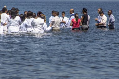 Sao Paulo, Brezilya, 15 Kasım 2013. Vaftiz töreni sadık Evanjelist Baptist Kilisesi, Praia do Sol Park Sao Paulo güneyinde Guarapiranga Barajı kıyısında,