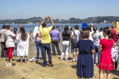 Sao Paulo, Brezilya, 15 Kasım 2013. Vaftiz töreni sadık Evanjelist Baptist Kilisesi, Praia do Sol Park Sao Paulo güneyinde Guarapiranga Barajı kıyısında,