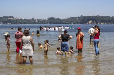 Sao Paulo, Brezilya, 15 Kasım 2013. Vaftiz töreni sadık Evanjelist Baptist Kilisesi, Praia do Sol Park Sao Paulo güneyinde Guarapiranga Barajı kıyısında,