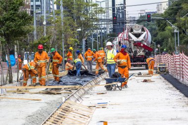 Sao Paulo, Brezilya, 05 Şubat 2016. İşçilerin inşaat sitede Gomes de Carvalho sokak otobüste Lane, koridor Berrini-Funchal, Sao Paulo, Brezilya'da bir parçasıdır