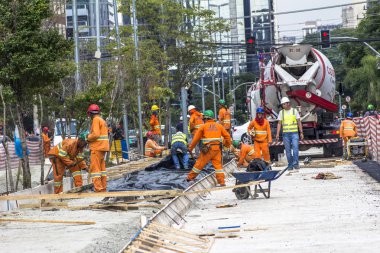 Sao Paulo, Brezilya, 05 Şubat 2016. İşçilerin inşaat sitede Gomes de Carvalho sokak otobüste Lane, koridor Berrini-Funchal, Sao Paulo, Brezilya'da bir parçasıdır