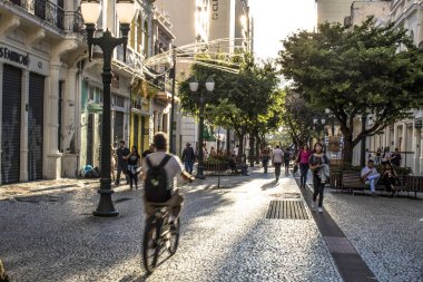 Curitiba, Brezilya, 03 Ocak 2018. Bisikletçi ve çiçek Caddesi (Rua das Flores) şehir Curitiba, Parana devlet üzerinde yürüme yayalar
