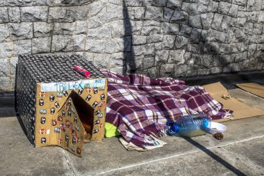 Sao Paulo, Sp, Brezilya, 24 Mayıs 2018. Evsiz bir insan ve bir köpek evin bir köşesine içinde Güney Bölge Sao Paulo karton yapılmış eşyalar