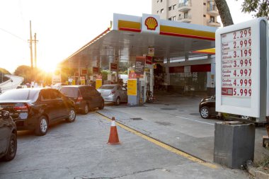 Sao Paulo, Sp, Brezilya. 29 Mayıs 2018. İnsanlar sıra dokuz gün artan yakıt maliyetleri Brezilya'da protesto etmek için kamyoncular grevi, Sao Paulo, bir benzin istasyonunda yakıt için.