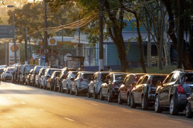 Sao Paulo, Sp, Brezilya. 29 Mayıs 2018. İnsanlar sıra dokuz gün artan yakıt maliyetleri Brezilya'da protesto etmek için kamyoncular grevi, Sao Paulo, bir benzin istasyonunda yakıt için.