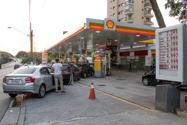 Sao Paulo, Sp, Brezilya. 29 Mayıs 2018. İnsanlar sıra dokuz gün artan yakıt maliyetleri Brezilya'da protesto etmek için kamyoncular grevi, Sao Paulo, bir benzin istasyonunda yakıt için.